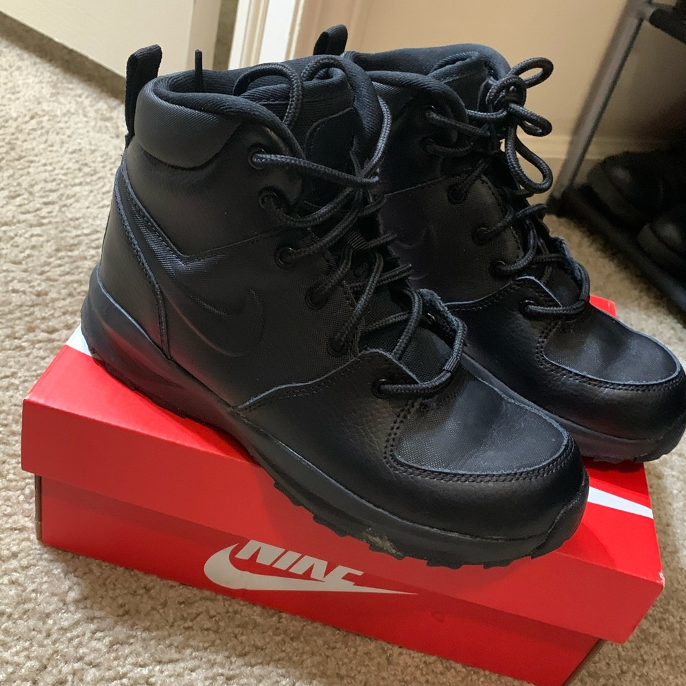 Black nike shoes size 5